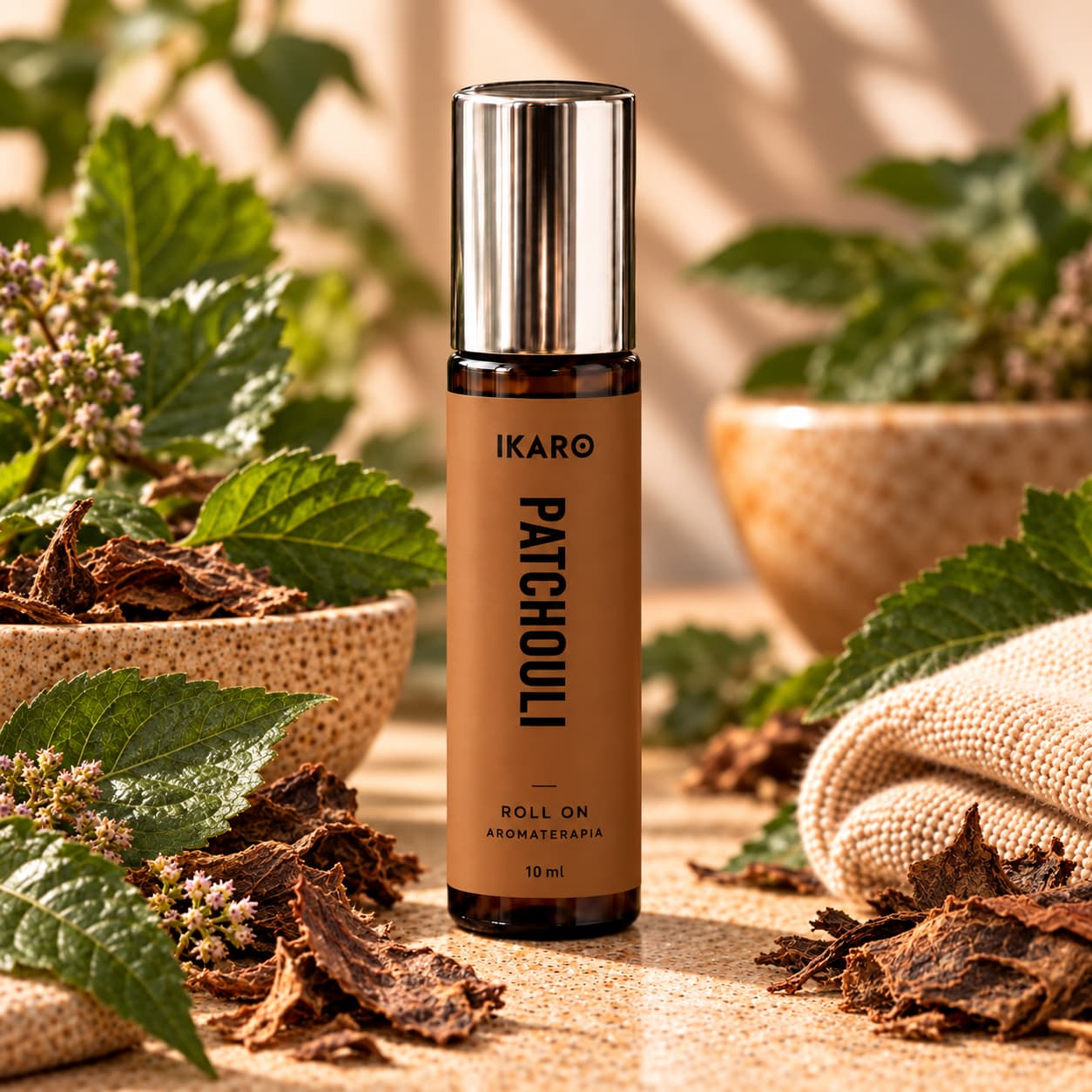 El Roll-On de 10 ml de Patchouli de IKARO te ofrece una forma fácil y efectiva de incorporar la aromaterapia a tu rutina diaria. Con aceite esencial de Patchouli diluido en aceite de jojoba, este producto es ideal para su aplicación tópica, especialmente en momentos de ansiedad, estrés o dificultad para concentrarse.